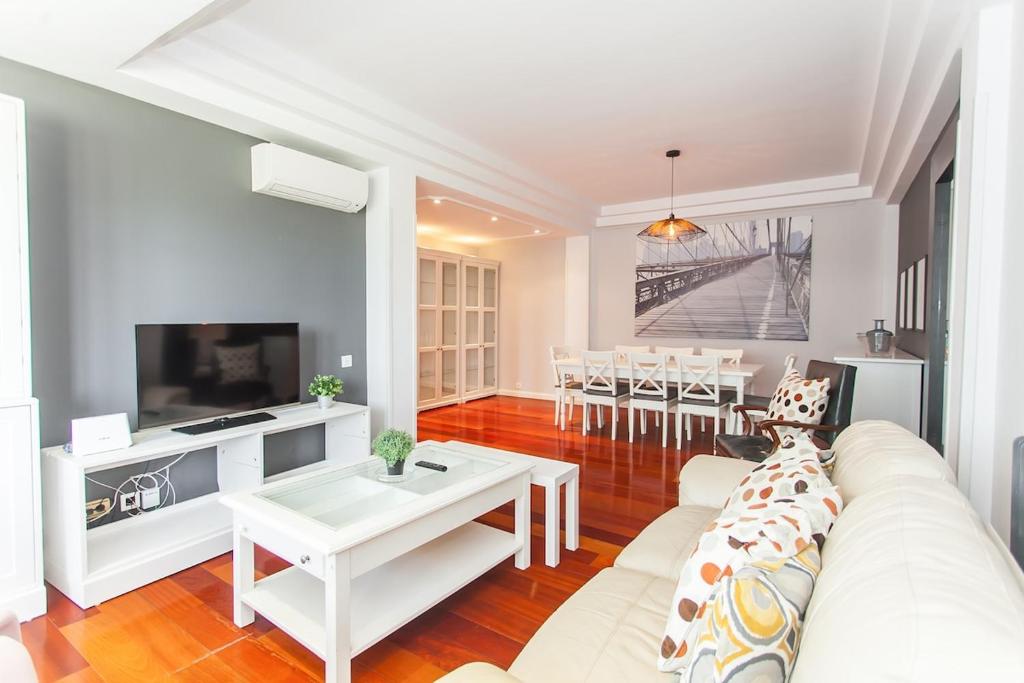Casa Fernando Castellana Madrid large 4BD 4 Torres La Paz