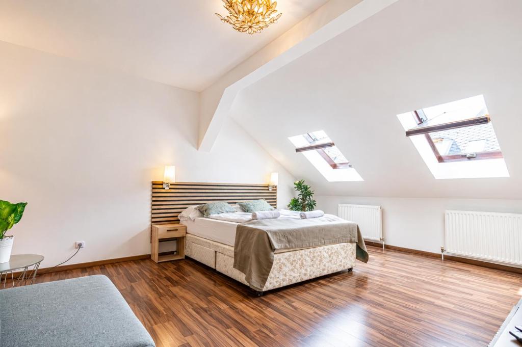 Stylish 3BR Apt with Balcony in the City Center