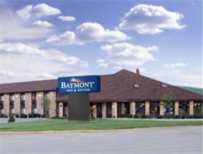 un gran edificio con una señal azul delante de él en Baymont Inn & Suites by Wyndham San Marcos, en San Marcos