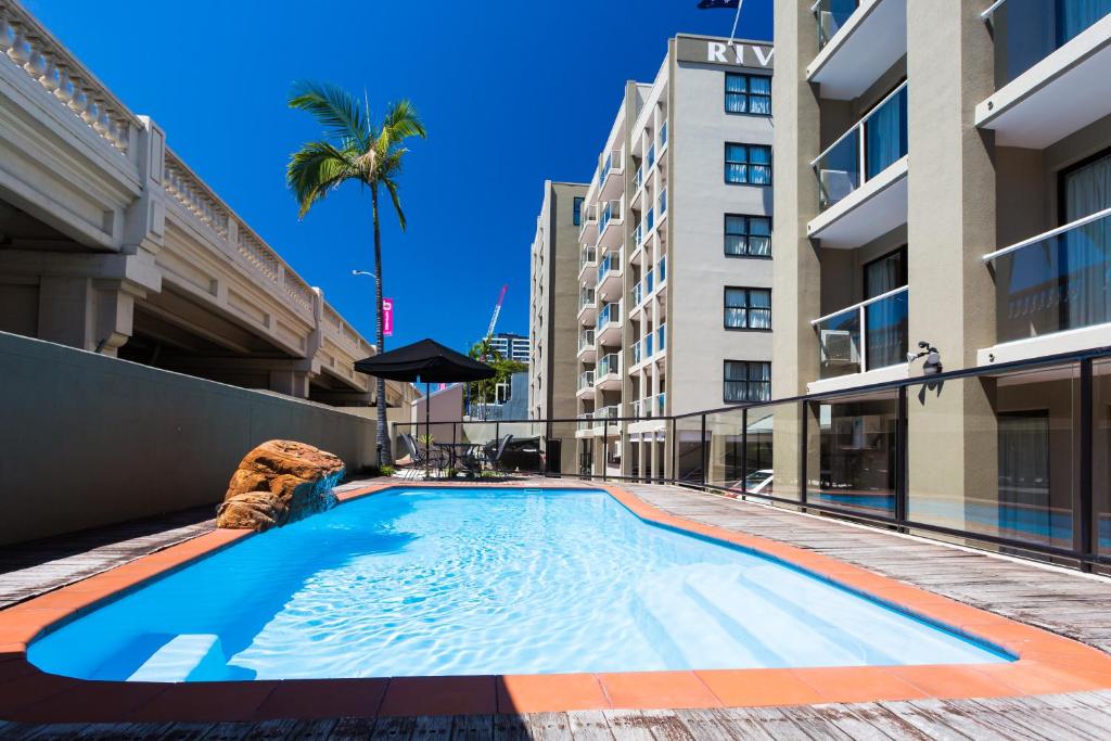 una piscina en medio de un edificio en Riverside Hotel Southbank en Brisbane