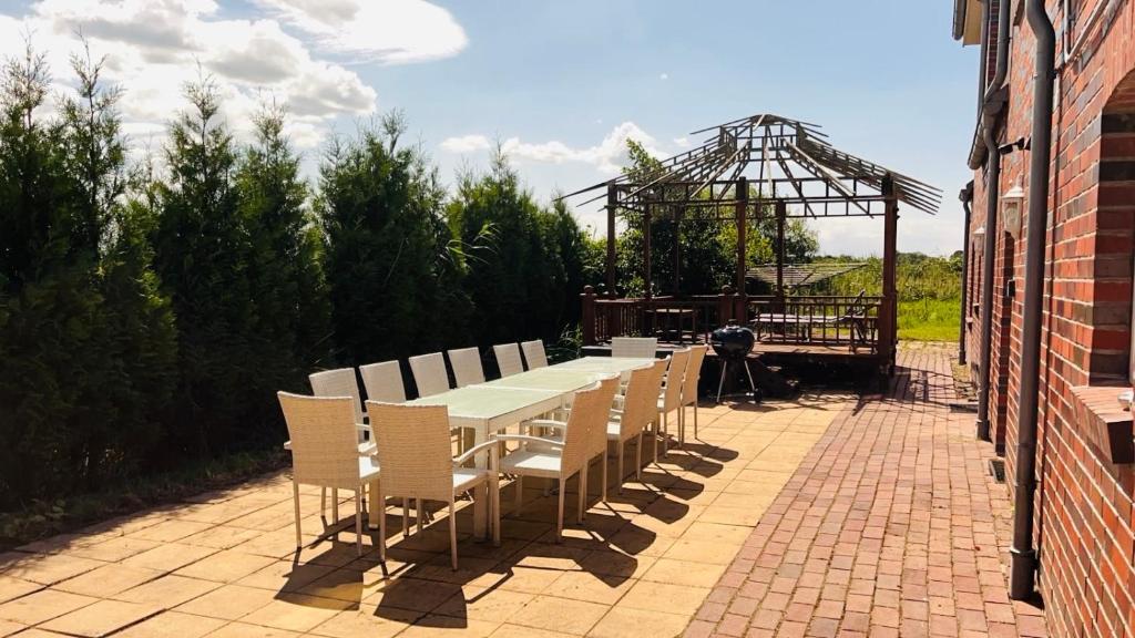 a table and chairs on a brick patio at Admiralshütte XXL - für 12 Personen zwischen Dornumersiel und Bensersiel in Dornum