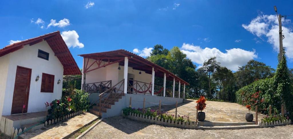 a small white building with a red roof at Chácara Encanto do Horizonte in Ibiapina