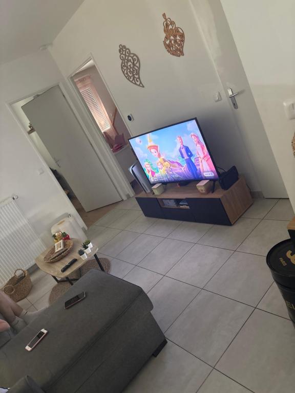 an overhead view of a living room with a flat screen tv at L appart in Joué-lès-Tours