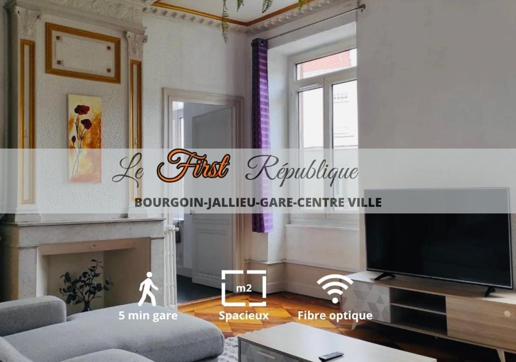 a living room with a fireplace and a tv at Le first République, gare centre ville in Bourgoin