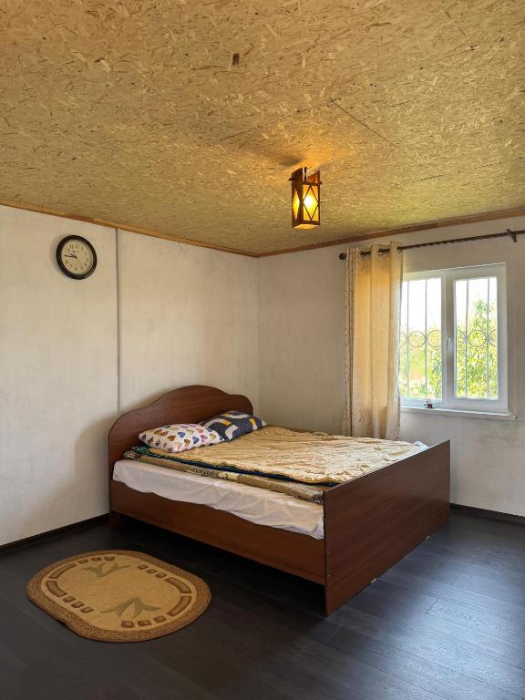 a bedroom with a bed in a room with a window at Guest house Begai Ene in Tong