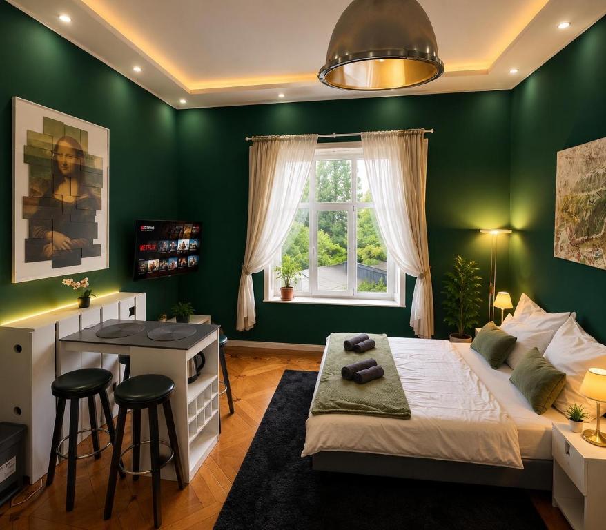 a green bedroom with a bed and a desk and a window at Oxford Royal Apartment - Nähe Bahnhof in Bremen