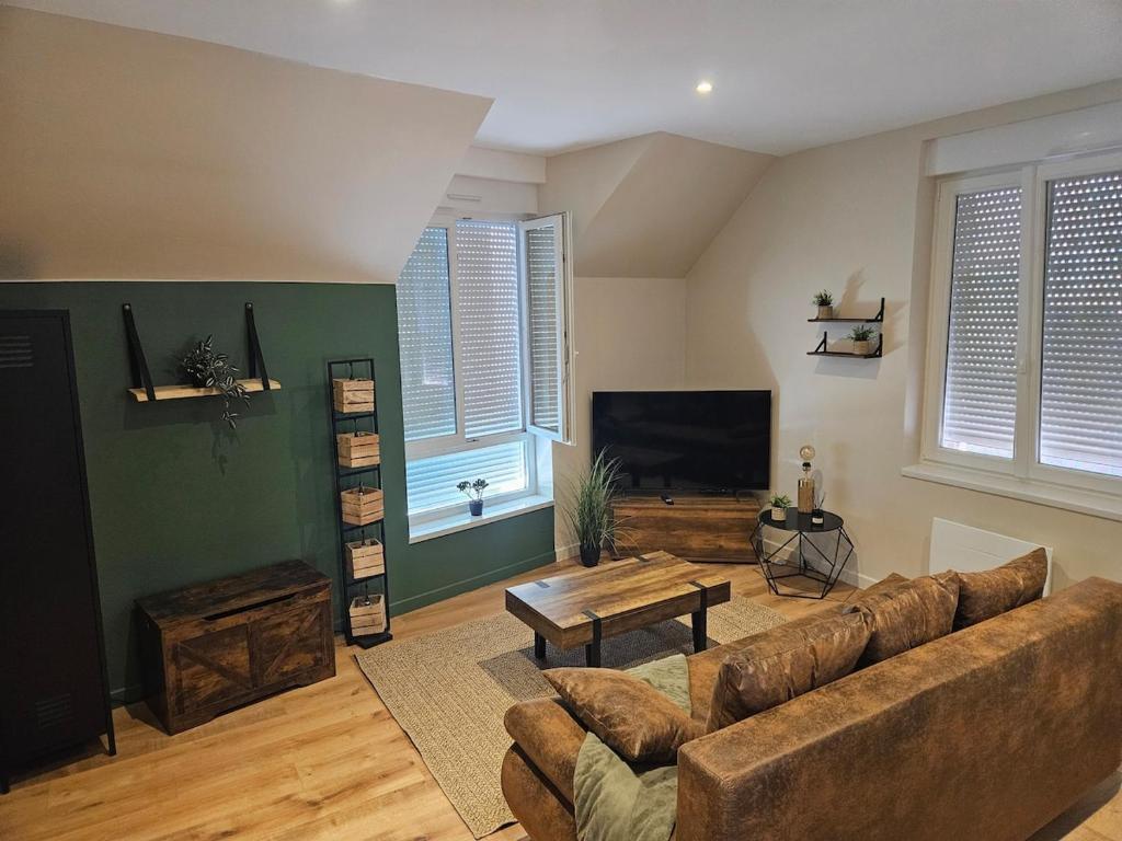 a living room with a couch and a flat screen tv at Le Forest Lodge 325 in Béthune