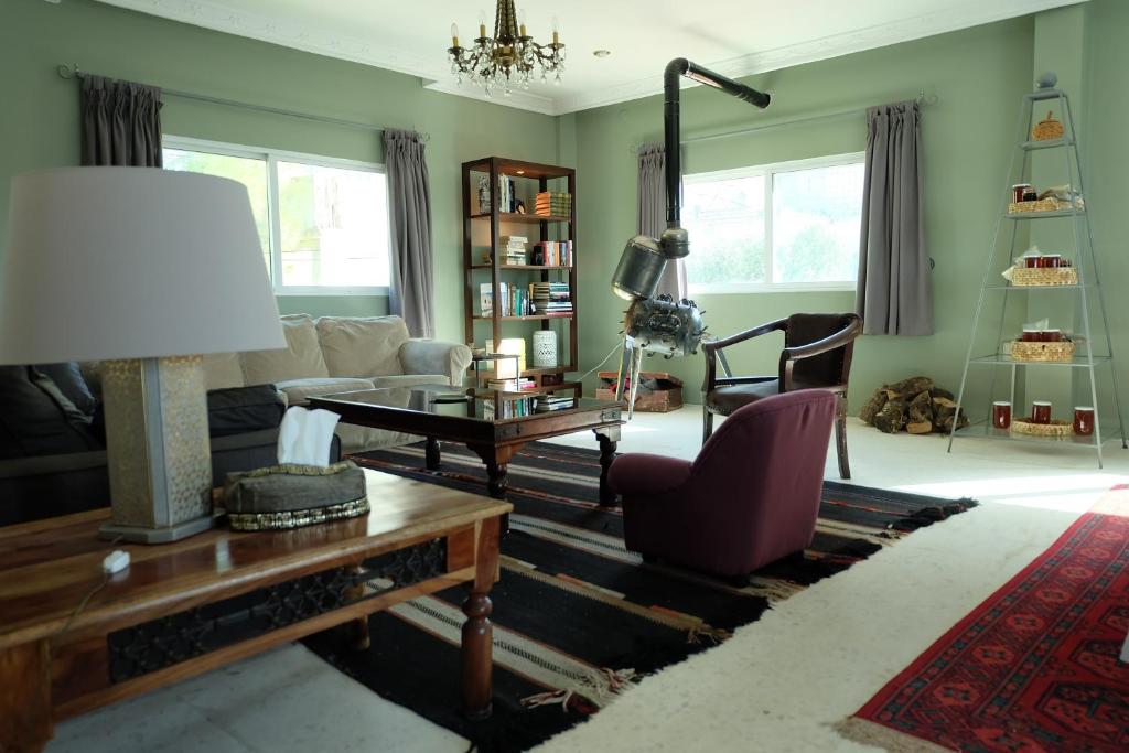 uma sala de estar com um sofá e uma mesa em Beit Al Baraka em Um Qeis