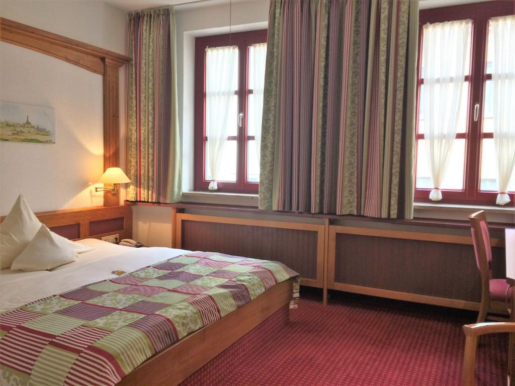
Ein Bett oder Betten in einem Zimmer der Unterkunft Hotel Augsburger Hof

