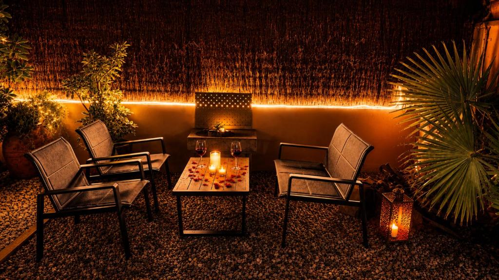 a group of chairs and a table in a room at Mas Japimon in Creixell