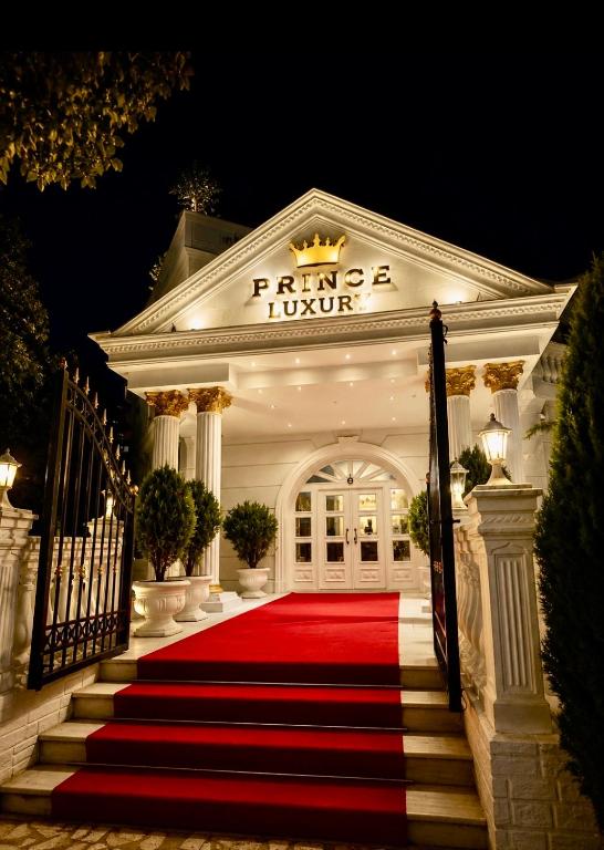 a red carpet leading to the entrance to a hotel at Villa Prince in Goranxi