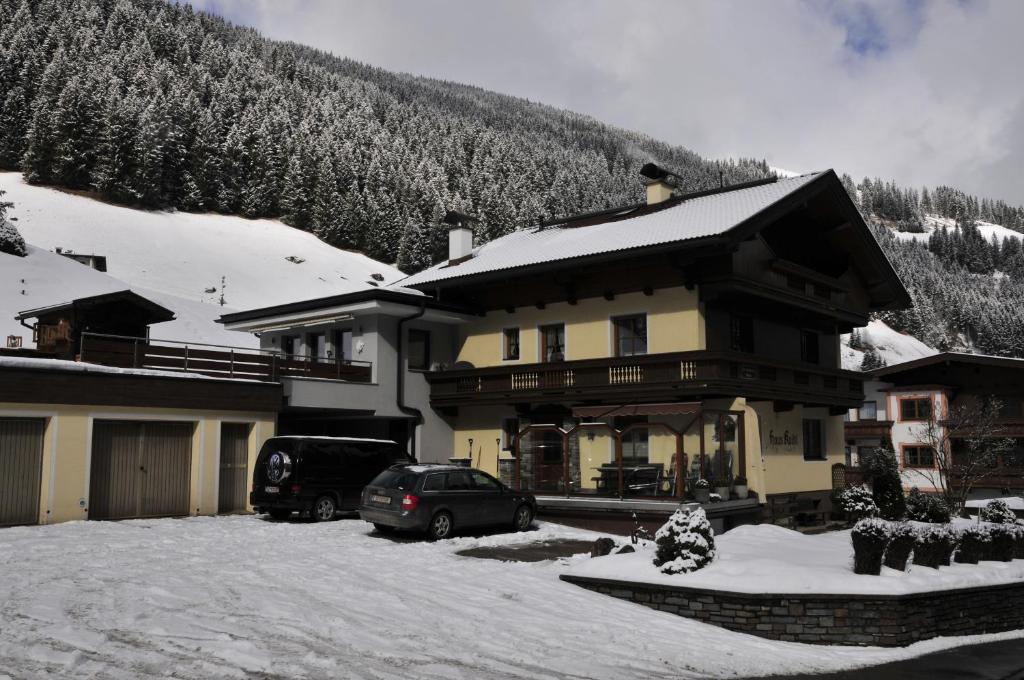 una casa con un coche aparcado en la nieve en Haus Koidl, en Tux