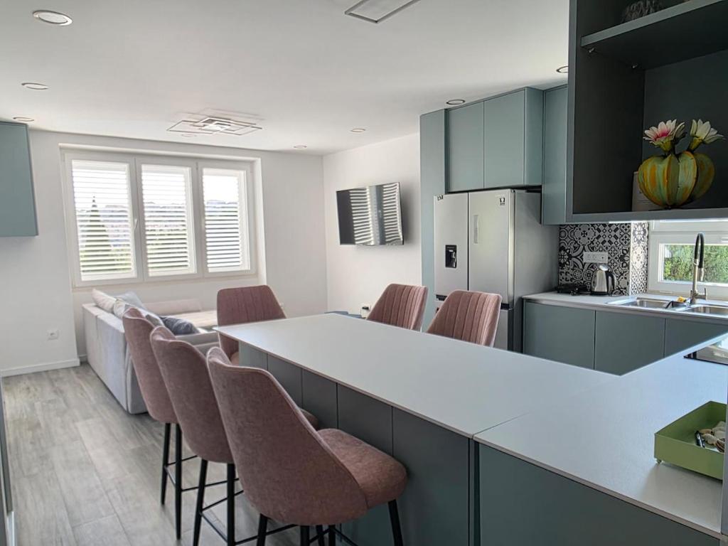 Private and Central Apartment with Available Parking