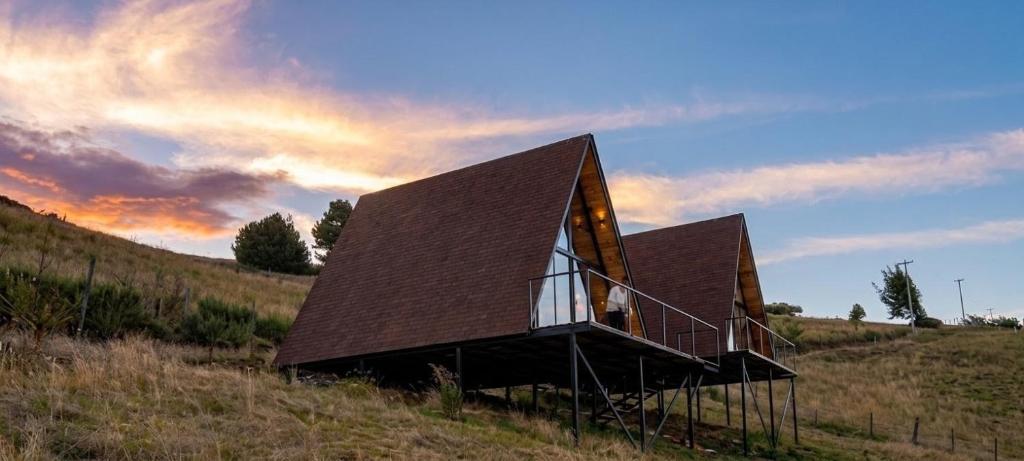 a house with a roof on a hill at Chalets Nisa- lago de tota in Tota
