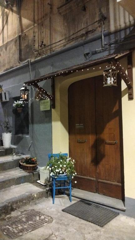 a door to a building with a blue bench in front at La casa dei desideri in Pizzo