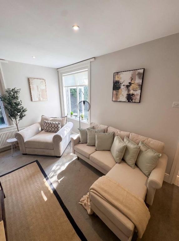 a living room with two couches and a couch at Bright 2-Bed Garden Flat Central Guildford in Purley