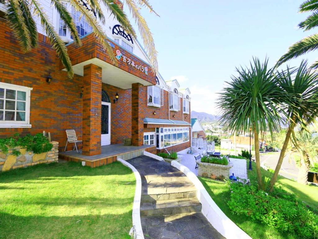 Κήπος έξω από το ペンション百万本のバラ "A Million Roses"