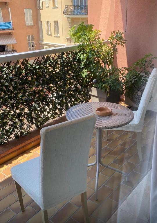 a balcony with a table and chairs on a balcony at Monaco Studio "907" in Monte Carlo