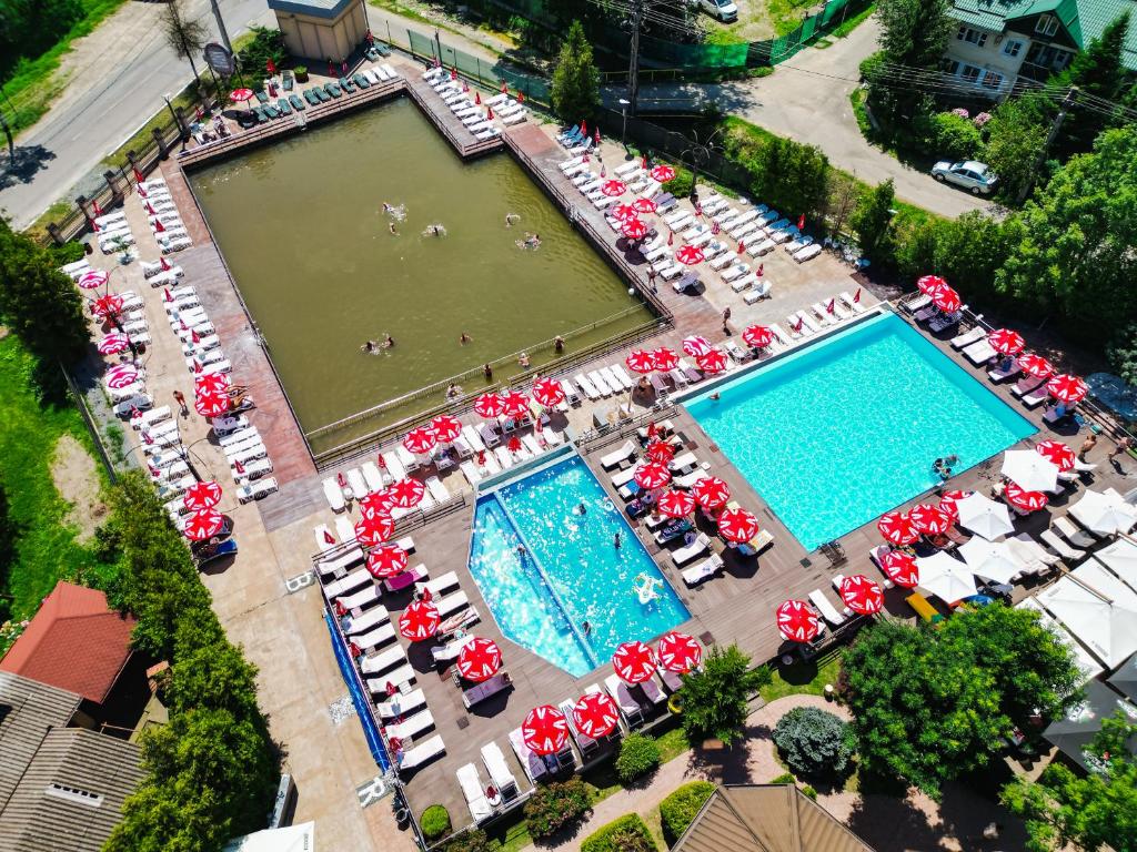 an overhead view of a pool with umbrellas and chairs at Hotel Baia Rosie Resort in Slănic