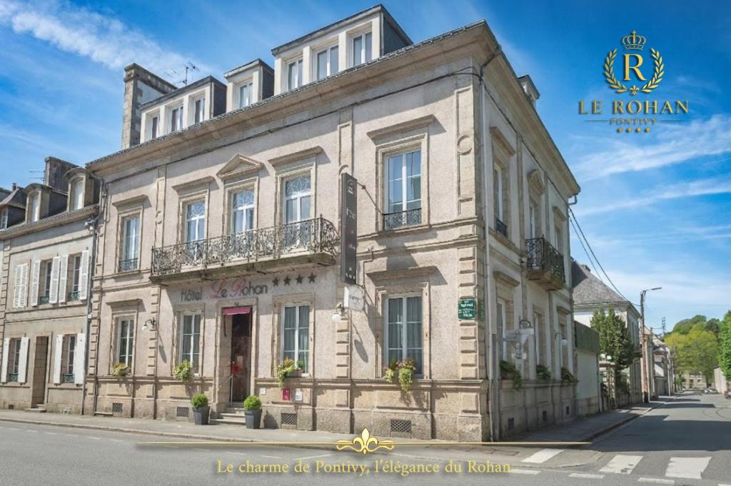 a building on the corner of a street at Hôtel Le Rohan Charme et Caractère in Pontivy