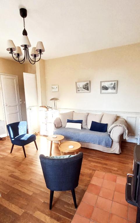 a living room with a couch and a table at Le Cottage de la Plage - 2ch, 2 SDB - Terrasse - Déco de charme - 500m plage in Cabourg