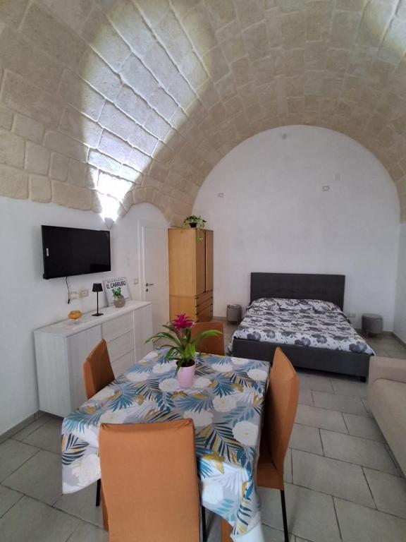 a room with a bed and a table and chairs at Il Carrubo in Massafra