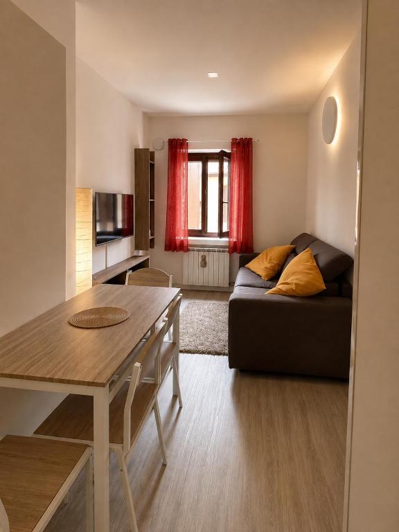 ein Wohnzimmer mit Sofa und Tisch in der Unterkunft Hailey House in Cavalcaselle