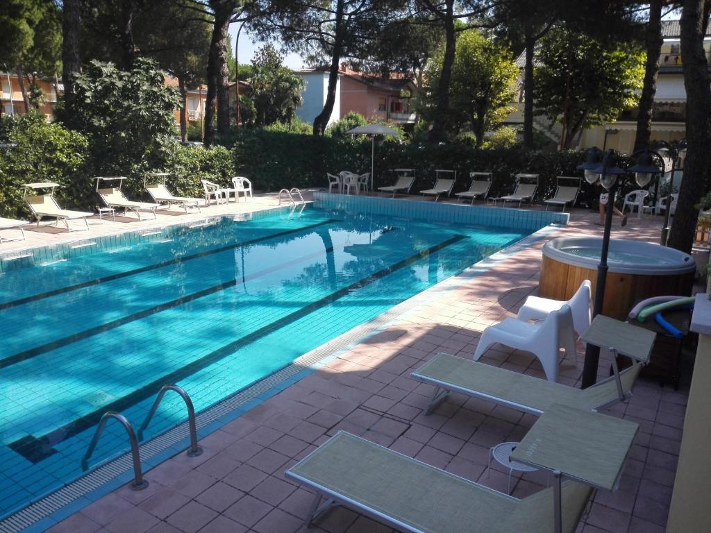 Bazén v ubytování Hotel Ascot nebo v jeho okolí