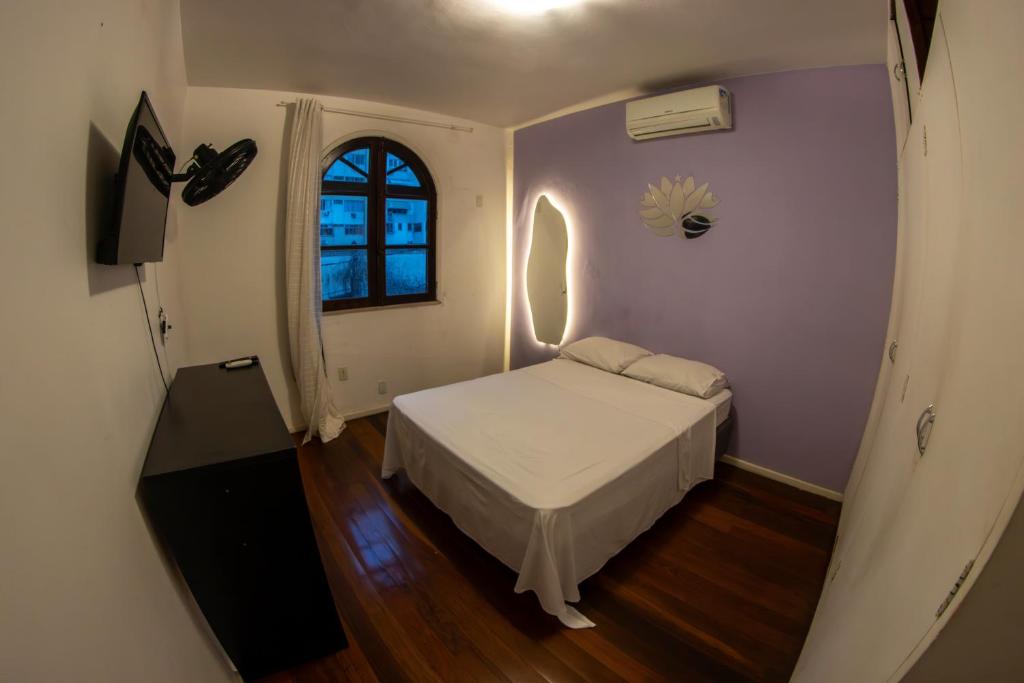 a small bedroom with a bed and a window at Hostel Casa 8 in Rio de Janeiro