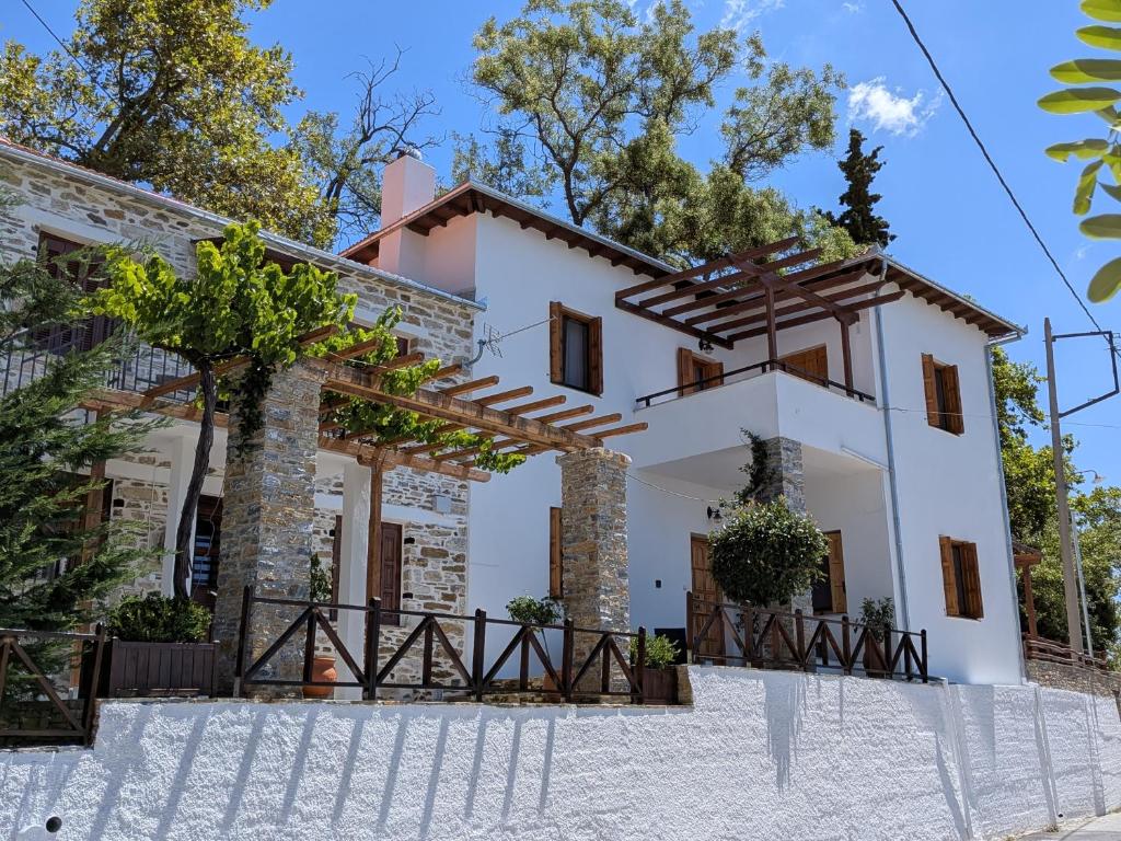 an image of a white house with trees at Georgia House Portaria in Portaria