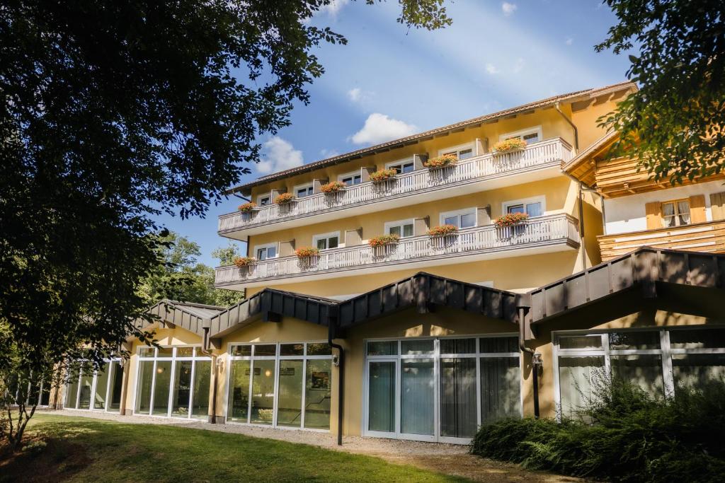 an exterior view of a building with windows at Der Glaserhof - WaldZeitHotel in Lam