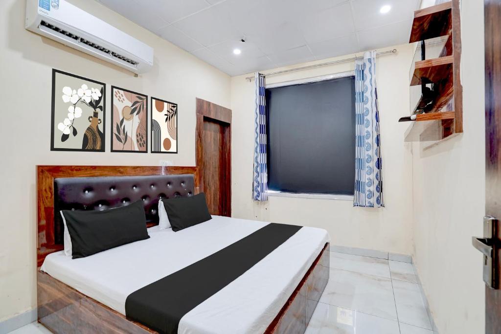 a bedroom with a bed and a window at Hotel O Star Light in Rohtak