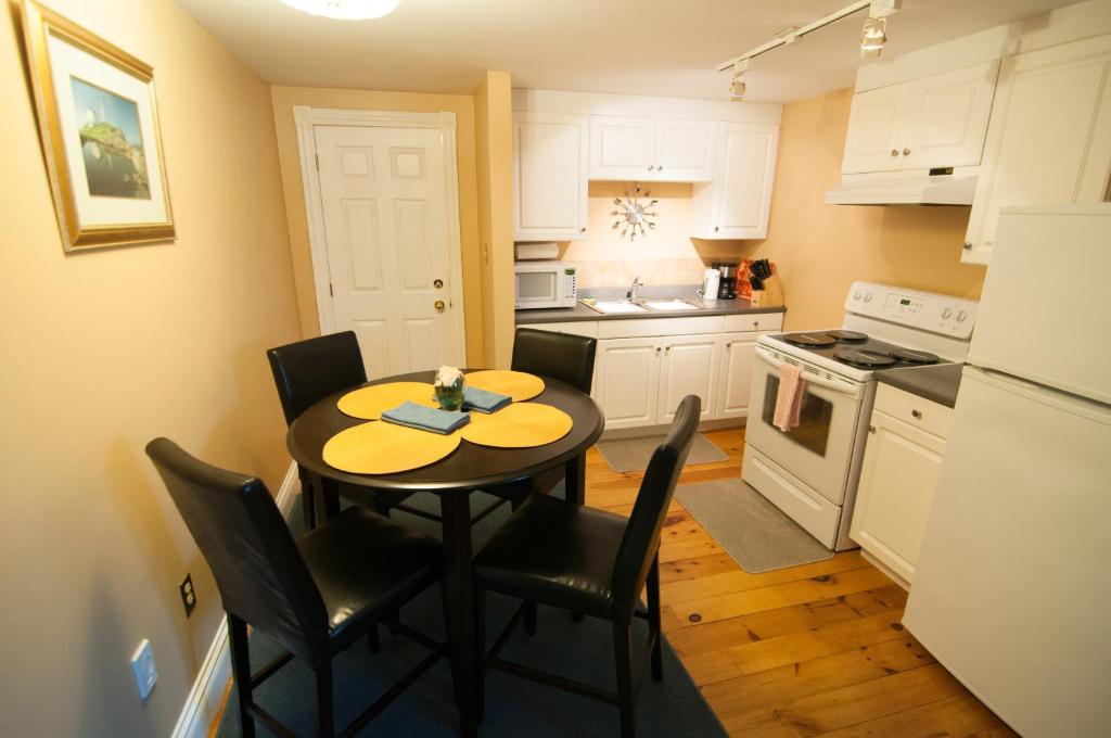 A kitchen or kitchenette at Shipwright Inn