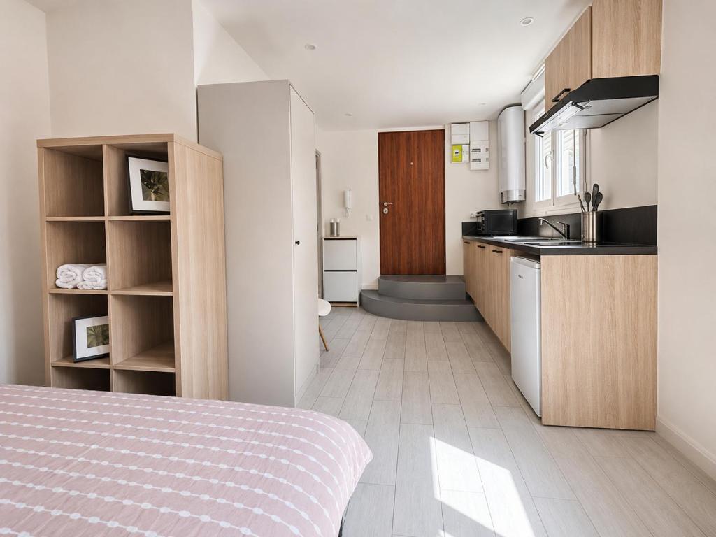 a room with a kitchen and a bed in a room at Coconing sur Ivry-sur-seine Proche Paris in Ivry-sur-Seine