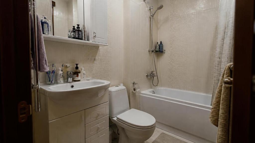 a bathroom with a toilet and a sink and a tub at Dream Stay in Schwanewede