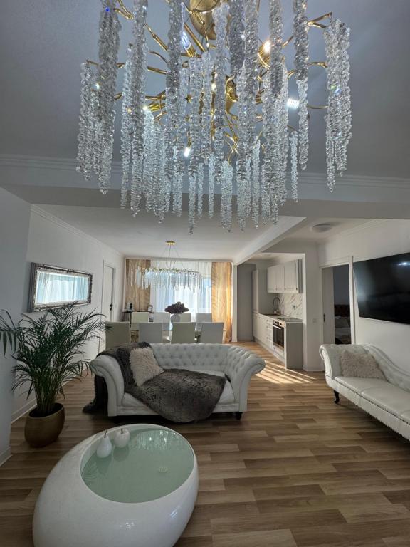 a large living room with a large chandelier at Talna Luna Ses in Negreşti-Oaş