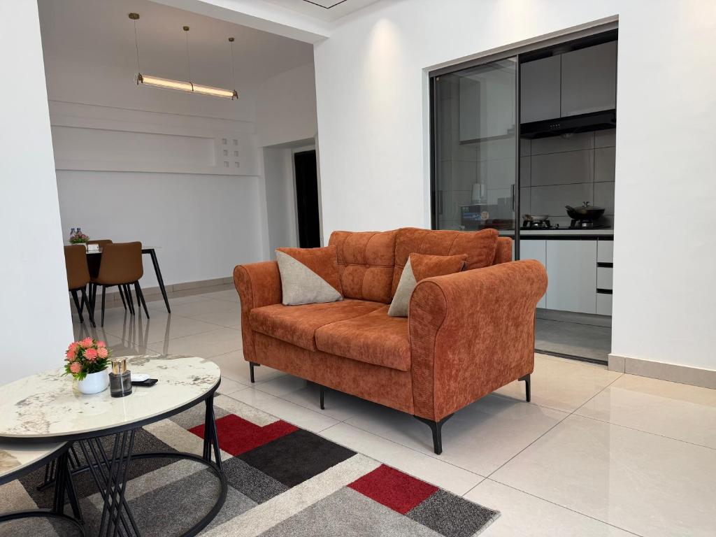 a living room with a orange chair and a table at Chouke Maison in Abidjan