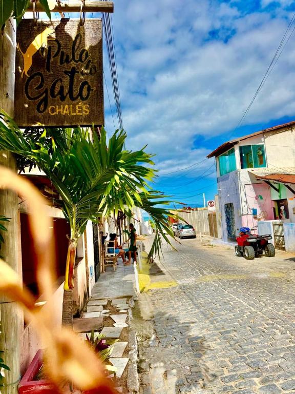 a sign for a pizza cafe on the side of a street at Chalés Pulo do Gato in Canoa Quebrada