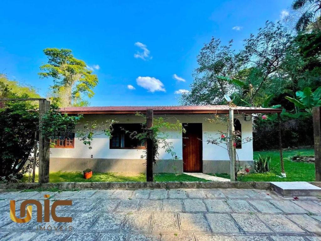 a small white house with a red roof at Loft em Teresópolis in Teresópolis