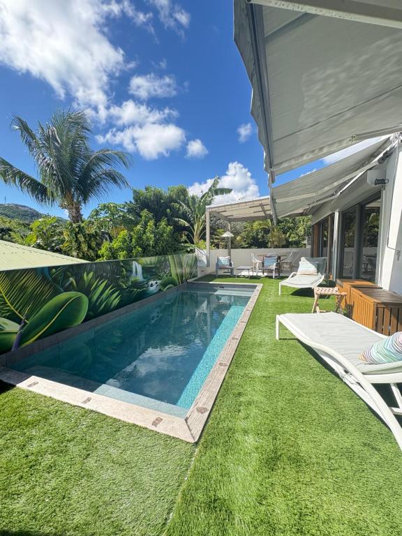 a swimming pool in the backyard of a house at Fully-equipped house with pool in Grande Saline