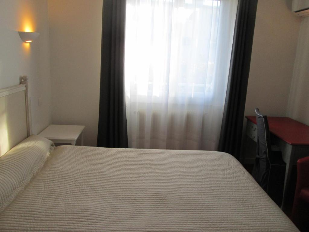 Postel nebo postele na pokoji v ubytování Hotel Victor Hugo