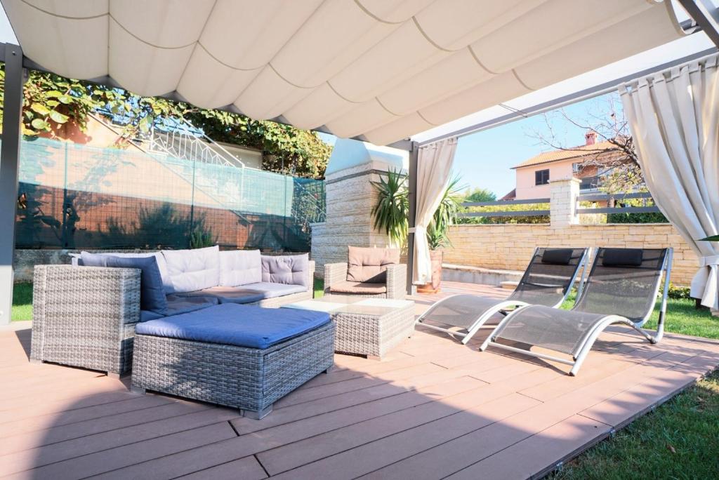Apartments with parking space Umag - 27189