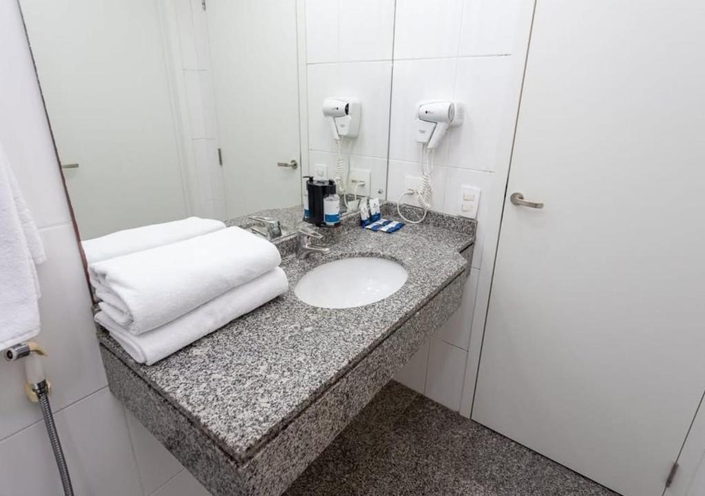 a bathroom with a counter with a sink at Alojamiento Center in Barraquero