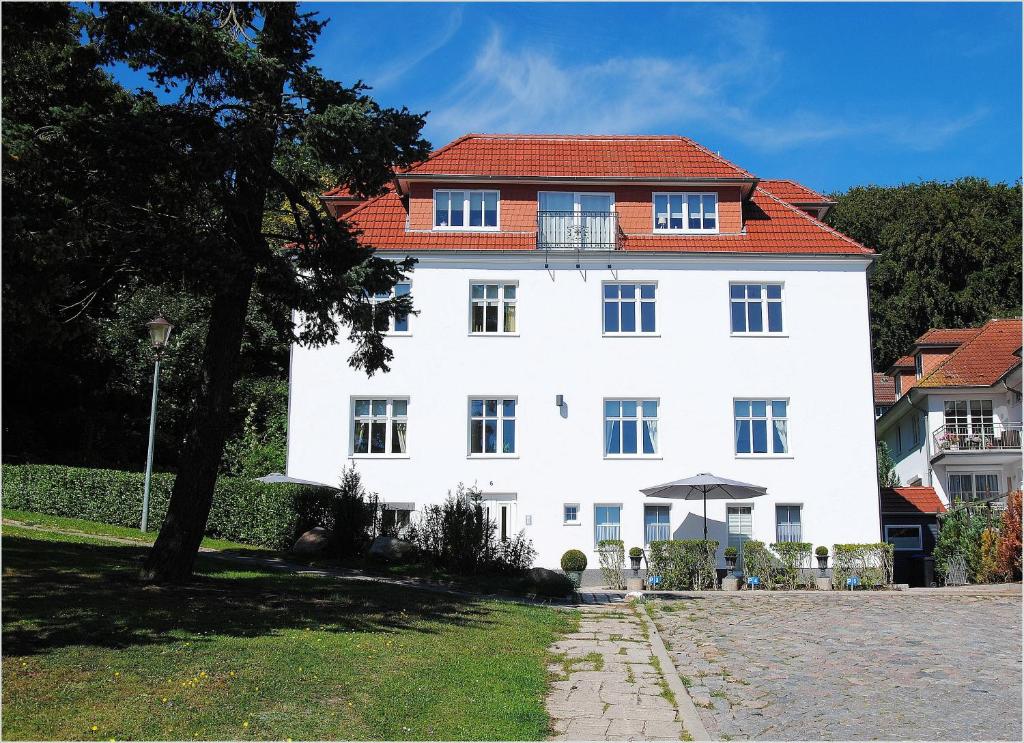 een groot wit gebouw met een rood dak bij Ferienwohnung in Sassnitz in Sassnitz