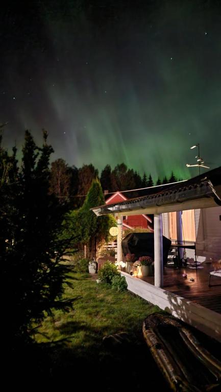 ein Haus mit den Polarlichtern am Himmel bei Nacht in der Unterkunft Løten in Løten
