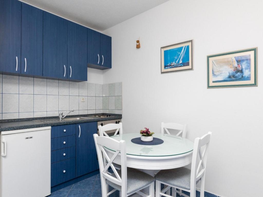 Villa Supetar Garden - Classic Two Bedroom Apartment with Terrace