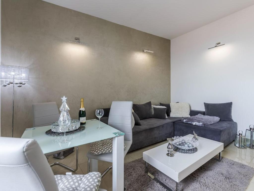 Comfrot One Bedroom Apartment with Sea View