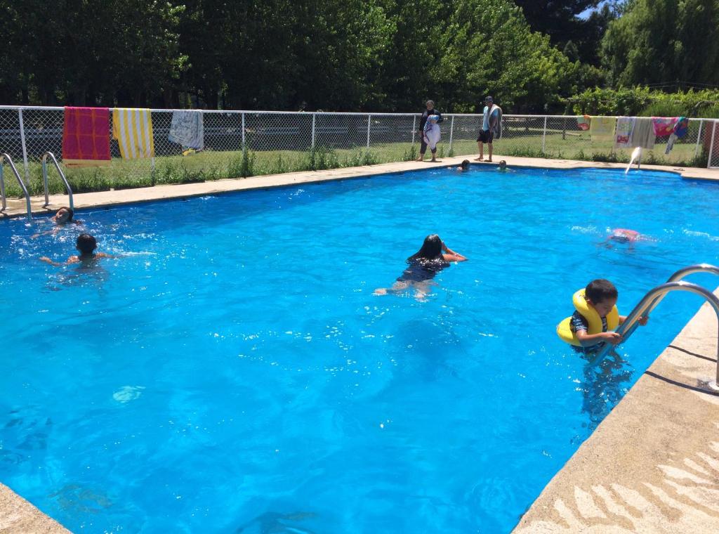 Bazén v ubytování Camping & Hospedaje Rio Laja nebo v jeho okolí