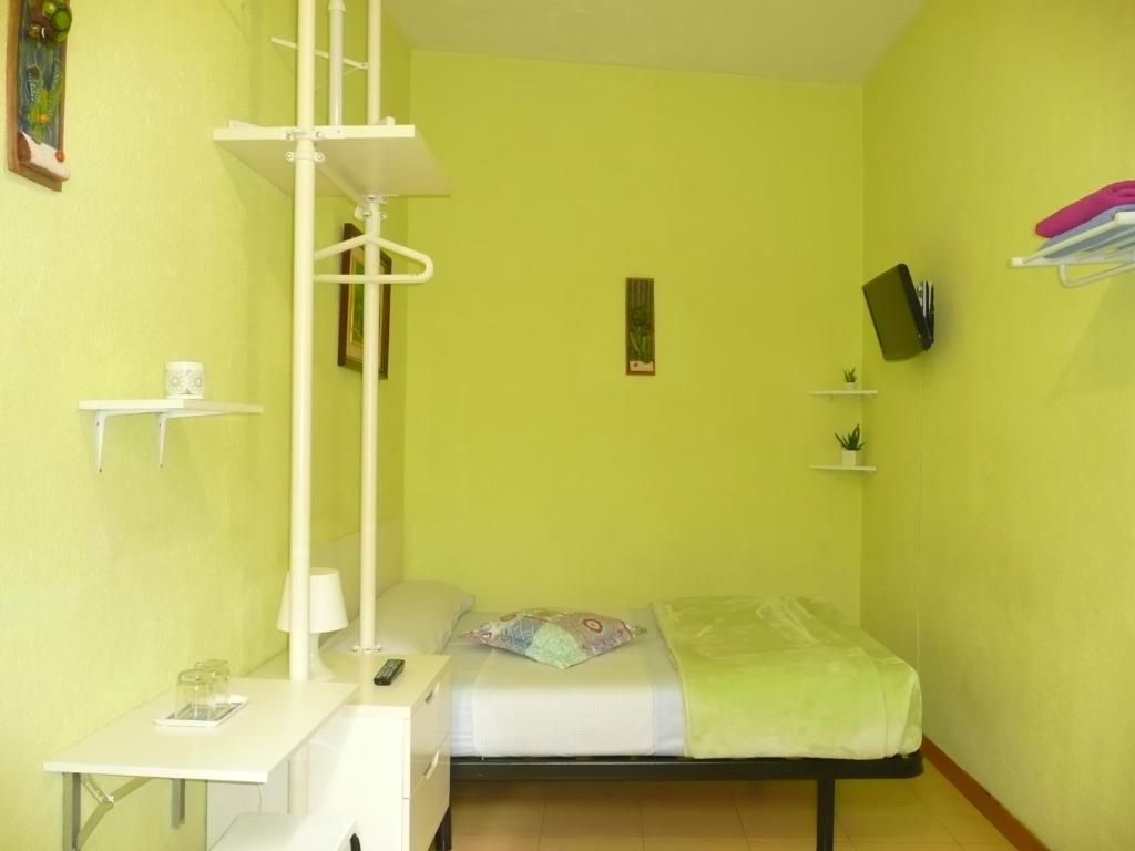 Cama o camas de una habitación en Hostal Loyola