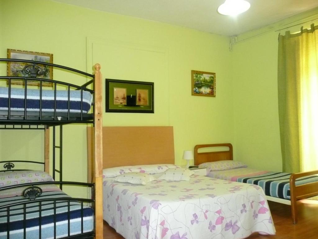 Cama o camas de una habitación en Hostal Loyola